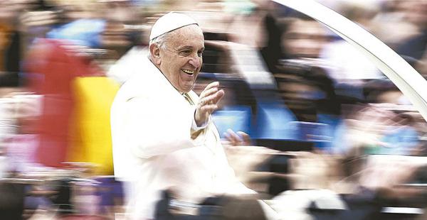 Así, sin vidrios blindados ni coches cerrados, el papa Francisco se brinda a la gente que lo espera en cada país. Bolivia se prepara para recibirlo