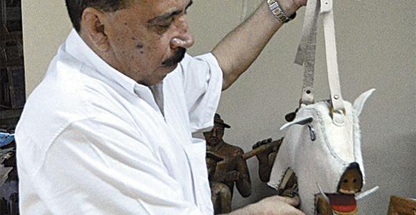 El jefe de Turismo muestra una  obra ganadora del año pasado