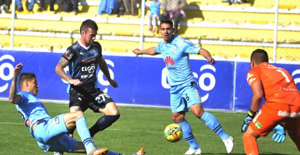 Hugo Bargas anotó un doblete para la academia cruceña pero no bastó ya que su equipo cayó en su visita a Bolívar