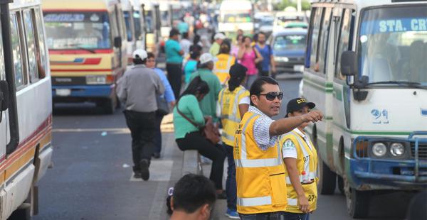 Los guardias de Tráfico y Transporte en el operativo para recuperar las calles aledañas a la ex terminal