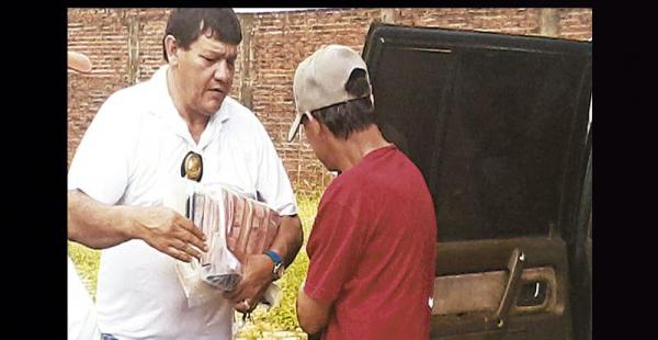Uno de los investigadores de la Felcc baja a Raúl Sandóval del vehículo y lleva en sus brazos los billetes falsos en cortes de Bs 100 incautados