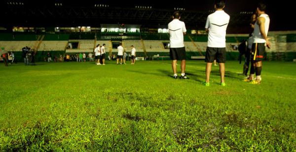En estas condiciones estaba el gramado del estadio Tahuichi. El árbitro del partido, Óscar Maldonado, decidió suspender el juego