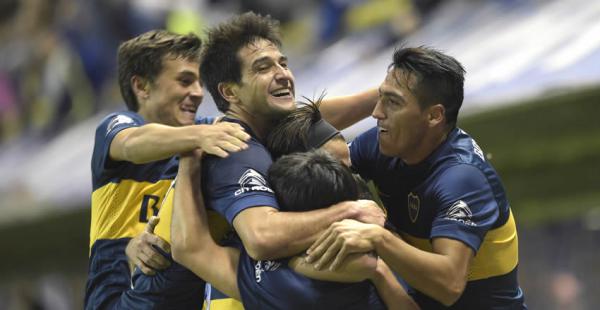 Pablo Pérez (centro) abrió el camino para la victoria de Boca sobre River cuando el partido se encaminaba a su recta final