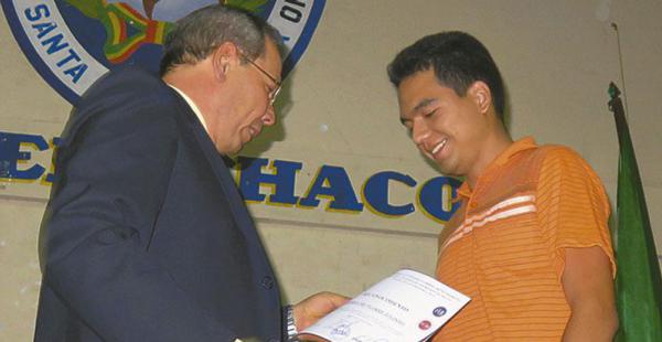Julinho Rodríguez, de Contaduría Pública, recibe un diploma