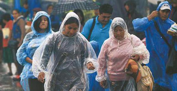 Como pronosticó el Senamhi, ayer ingresó un frente frío a la capital, acompañado de tormentas eléctricas y una chilchina intermitente