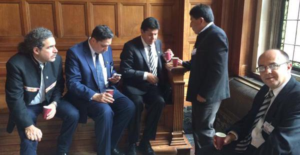 Algunas de las autoridades que forman parte de la delegación boliviana comparten un café durante el receso de la presentación de alegatos en La Haya