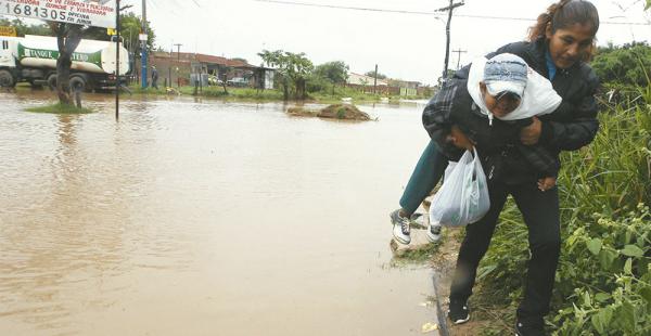 La intensa precipitación se notó en barrios como El Gallito, donde la gente tuvo problemas para caminar