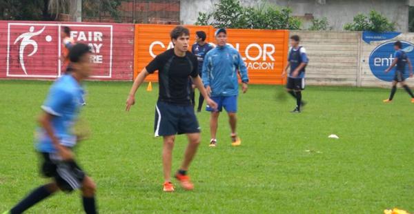 Raúl Gutiérrez (de gorra) dirigiendo al equipo juvenil esta tarde en la sede del club Blooming. El primer plantel está en paro