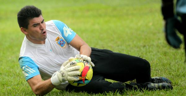 El guardameta Hugo Suárez es uno de los referentes del club celeste. Milita en Blooming desde 2014