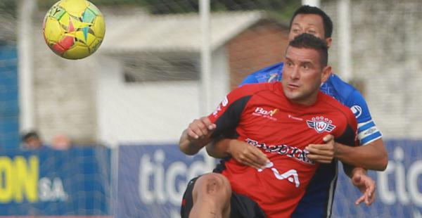 Carlos Neumann fue un 'tanque' en el ataque cochabambino. Se dio modos para generar peligro en el área de Sport Boys