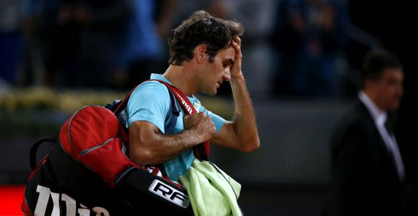 El suizo Roger Federer sale apesadumbrado del cancha tras perder contra el joven australiano Nick Kyrgios en Madrid