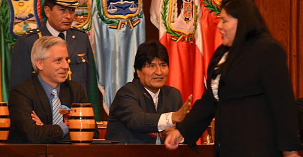 Diciembre de 2014, el presidente Evo Morales con la mano extendida mira pasar a la diputada Norma Piérola, que rechazó darle el saludo