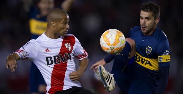 Carlos Sánchez, de River disputa el balón con Fernando Gago, de Boca. El jugador de la banda roja marcó el único gol del partido