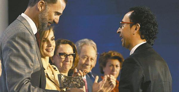 El rey Felipe VI saluda y hace entrega del galardón al boliviano en el acto que se realizó ayer en Madrid