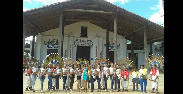 Las candidatas posan en el frontis de la iglesia de San Ignacio de Moxos, uno de los lugares más emblemáticos de la capital del folclore de Beni