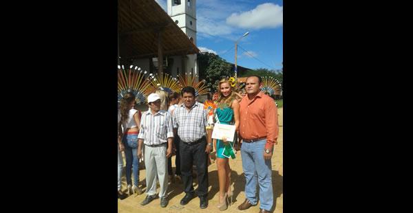 Romina Rocamonje recibió una distinción de manos de las autoridades de San Ignacio de Moxos, por haberse destacado en el certamen nacional logrando la corona de Miss Bolivia 2014