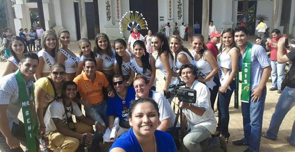 Las misses junto a las organización del evento