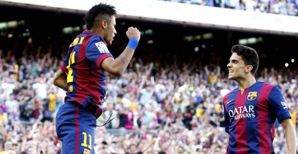 Neymar de Barcelona celebra su gol ante la Real Sociedad, con su compañero de equipo Marc Bartra. El equipo culé ganó por 2-0