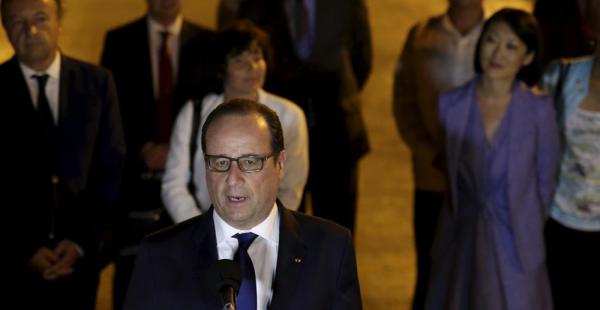 El presidente francés, Francois Hollande, se dirige a los medios de comunicación de Cuba tras su arribo al aeropuerto internacional José Martí de La Habana, este domingo en la noche