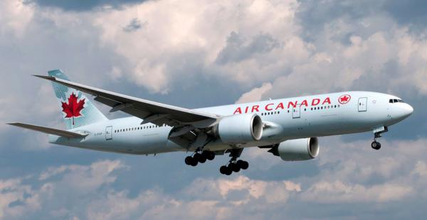 La mujer de 23 años tuvo a su bebé cuando se encontraba a borde de un avión de la ompañía canadiense Air Canada