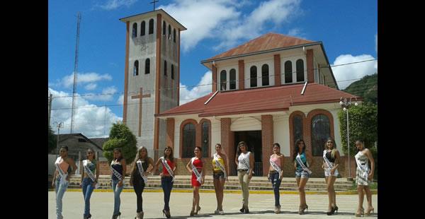 Las candidatas posan en las afueras de la iglesia Nuestra señora de la Calendaria de Rurrenabaque