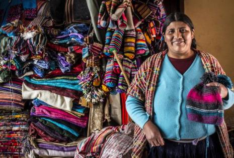 La empresa trabaja con Verónica, una artesana boliviana Foto: Ura Iturralde.