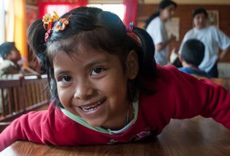 'beyondBeanie' apoya a los niños bolivianos en el financiamiento para sus comidas y útiles escolares.
