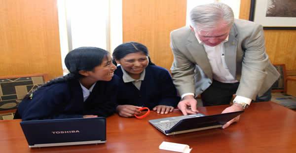 Las menores fueron invitadas a la embajada estadounidense en La Paz por su Encargado de Negocios en Bolivia.