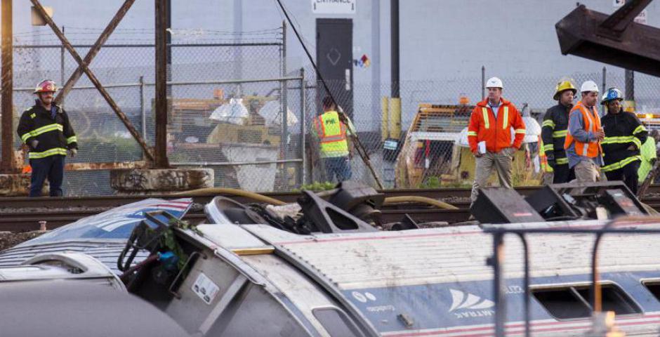 Los equipos de rescate buscan víctimas entre los restos de un tren Amtrak descarrilado en Filadelfia, Pennsylvania. Un tren de pasajeros Amtrak con más de 200 pasajeros a bordo se descarriló en el norte de Filadelfia el martes por la noche, matando al men