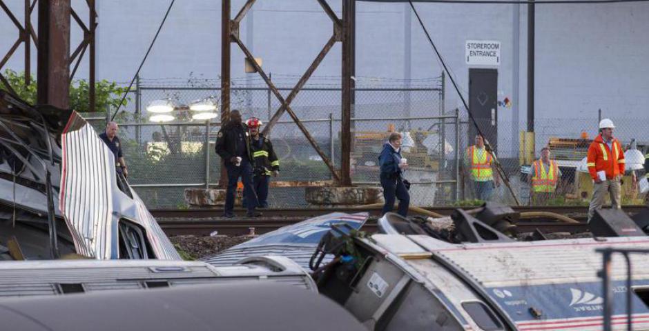 Los trabajadores de emergencia encuesta los restos de un tren Amtrak descarrilado en Filadelfia, Pennsylvania 13 de mayo de 2015. REUTERS / Lucas Jackson
