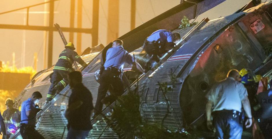Los equipos de rescate suben a los restos de un tren de Amtrak descarrilado para buscar víctimas en Filadelfia, Pennsylvania. REUTERS / Bryan Woolston