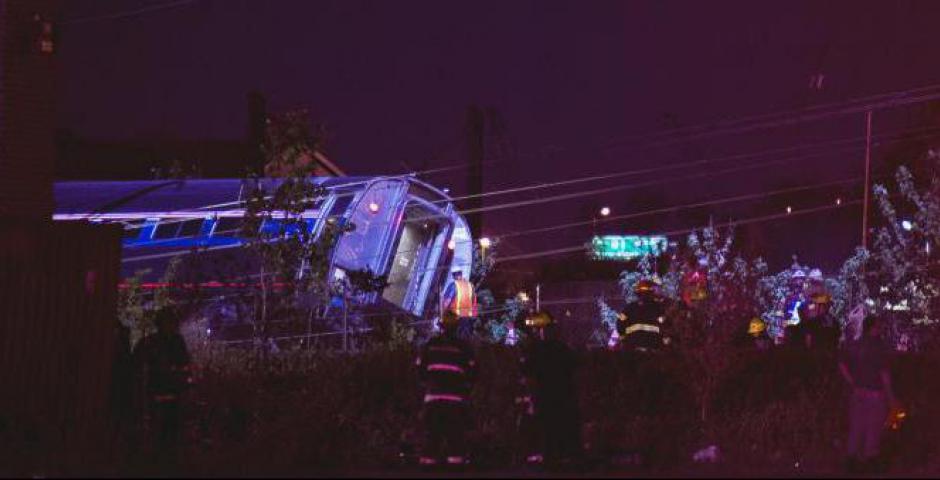 Los equipos de rescate encuesta los escombros después de un tren de pasajeros Amtrak descarriló en Filadelfia, Pennsylvania 12 de mayo de 2015. REUTERS / Charles Mostoller