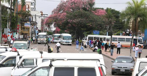 Desde el jueves los minibuseros han alterado el tráfico vehicular en distintos puntos del primer y segundo anillo de la ciudad, protestan para que se les permita ingresar al primer anillo