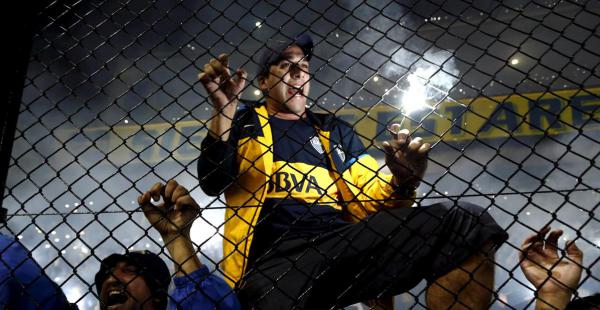 Hinchas de Boca Juniors en la valla del estadio La Bombonera. El partido fue suspendido por incidentes de los hinchas para los jugadores