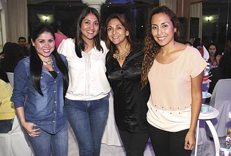 Vera Lucía Saucedo, Lady Martínez, Alejandra Casso y Adriana Iglesias, cuatro buenas amigas de la pareja