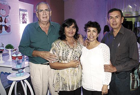 Germán Roca y Maira Salas, Jenny Égüez y José Carlos Lijerón, muy felices