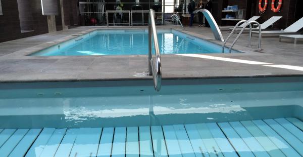 Esta es la piscina del hotel Hilton Garden Inn Airport para que los futbolistas del combinado boliviano se relajen después de los compromisos