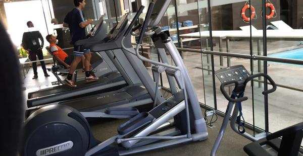 Este es el gimnasio del hotel Hilton Garden Inn Airport donde los convocados por Mauricio Soria mantendrán su buen estado físico durante su estadía
