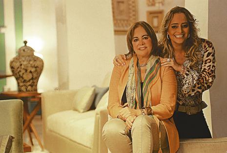 La otra versión, aumentada y corregida. La decoradora Chinga Foianini y su hija Liliana Rivero Foianini comparten mucho tiempo en el trabajo. Liliana es la primogénita de la familia y según su madre, es la que tiene mayor parecido físico y es la que hered