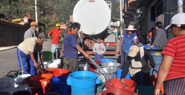 Varias zonas periféricas de la ciudad de Sucre aún tienen problemas de abastecimiento de agua potable