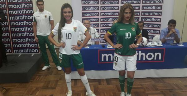 Las nuevas camisetas de la selección de Bolivia fueron presentadas en un acto especial al que asistieron miembros del cuerpo técnico, seleccionados y representantes de la FBF