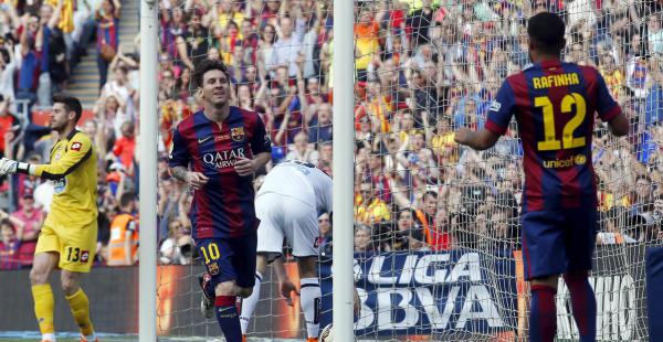 Lionel Messi, de Barcelona, celebra un gol con Rafinha ante el Deportivo de la Coruña, en la última fecha de la Liga española