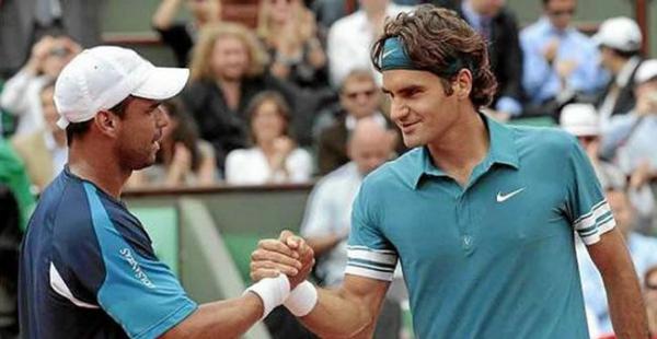 El colombiano Alejandro Falla (izq.) intentará superar al suizo Roger Federer en su tercer duelo en Roland Garros