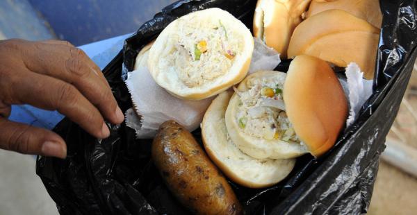 El desayuno escolar, que consistía en un sándwich de pollo y choclo, además de una limonada, provocó la intoxicación