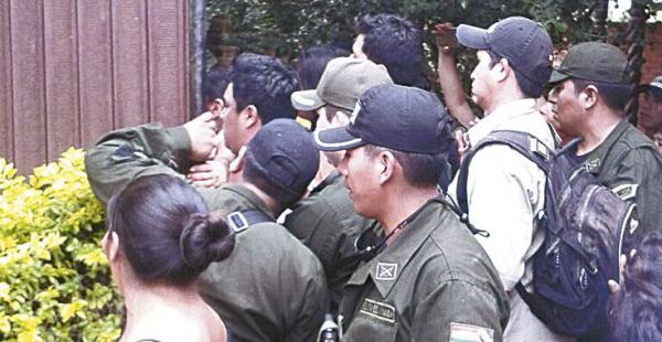 Algunos efectivos policiales tuvieron que intervenir en la asamblea realizada en Concepción. Se lamentaron enfrentamientos