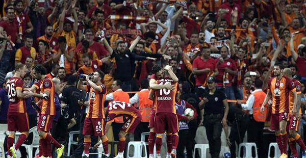 Galatasaray conquistó su vigésimo título de liga turca. Los equipos turcos exhiben una estrella por cada cinco títulos