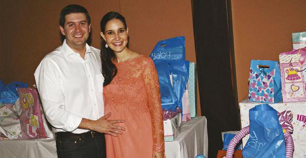 Cristina Zankiz, magíster en violín, junto a su esposo Luis Fernando Strauss rodeados con muchos regalos, en honor al previo nacimiento de su princesa