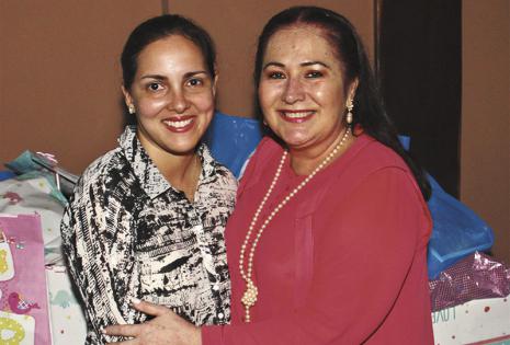 María Silvia Altamirano y Teresa Justiniano, llenas de alegría por los padres