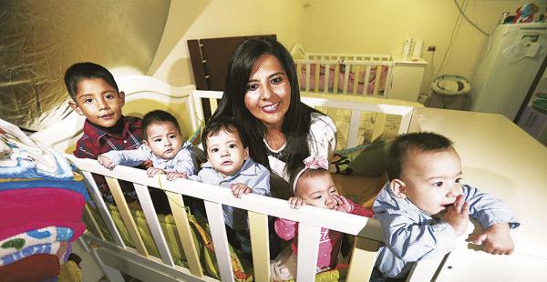 Esther Roxana Velásquez Ruiz | Tuvo cuatrillizos.- “Nos cambiaron la vida” Junto a su esposo (José María Lara) disfrutan de sus cinco hijos: Esther, Julián, Matías y Sebastián (cuatrillizos). Además de su hijo mayor, José María. “Estamos agradecidos con D