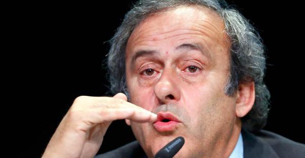 El presidente de la UEFA, Michel Platini, se dirige en una conferencia de prensa después de la reunión del organismo que dirige